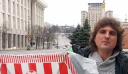 Πόλεμος στην Ουκρανία: Έλληνας του Κιέβου βγήκε στην πλατεία με χαρταετό του Ολυμπιακού