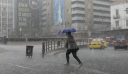 Καιρός στην Αθήνα: Βροχές από το βράδυ στην Αττική, πότε θα εξασθενήσουν τα φαινόμενα