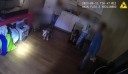 ΗΠΑ: Συγκλονίζει βίντεο που δείχνει αστυνομικούς να διασώζουν κακοποιημένα παιδιά μέσα από κλουβιά