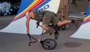 Όταν χρησιμοποιείς το ποδήλατο και για σόου ισορροπίας