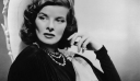 Katharine Hepburn: Η iconic γκαρνταρόμπα της star που μας δίδαξε το ανδρόγυνο στυλ