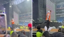 Καθαριστής κάνει κόλπα στη σκηνή πριν από συναυλία και γίνεται viral