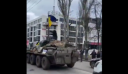 Πόλεμος στην Ουκρανία: Διαδηλωτής ανεβαίνει με την ουκρανική σημαία σε ρωσικό τεθωρακισμένο στη Χερσώνα
