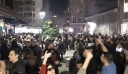 Βίντεο με Θεσσαλονικείς σε κεντρικό δρόμο της πόλης να αποχαιρετούν με τραγούδι τον Βασίλη Καρρά