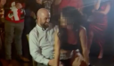 Δείτε το αισθησιακό lap dance που χάρισε Νεοϋορκέζα αστυνομικός στον υπαρχηγό της και… τον έκαψε!