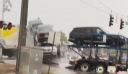 Τρένο στις ΗΠΑ συγκρούστηκε με φορτηγό γεμάτο αυτοκίνητα που κόλλησε στις γραμμές