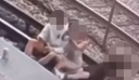 ΗΠΑ: Τρομακτικό βίντεο – Έκατσαν σε γραμμές τρένου για μια selfie και τους «χτύπησε» το ρεύμα
