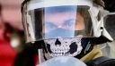 Ο άντρας των ΜΑΤ με τη μάσκα – νεκροκεφαλή στην πορεία για τον Γρηγορόπουλο που προκάλεσε αίσθηση