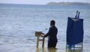 Κλιματική αλλαγή: Ο ΥΠΕΞ του Τουβάλου μπήκε στη θάλασσα με το… κοστούμι για να στείλει μήνυμα για δράση