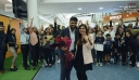 Άκουσε τη φωνή του φίλου της στο σύστημα ανακοινώσεων του αεροδρομίου να της κάνει πρόταση γάμου αλά Bollywood