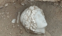 Εντυπωσιακές φωτογραφίες με την κεφαλή αγάλματος του Απόλλωνα στην ανασκαφή των Φιλίππων που ανακάλυψαν φοιτητές του ΑΠΘ