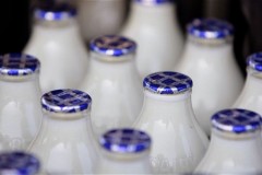 Υψηλή παραμένει ακόμα η τιμή του γάλακτος παρά τις ρυθμίσεις του νομοσχεδίου
