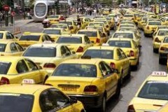 Απειλούν με απεργία διαρκείας οι οδηγοί ταξί την κυβερνηση