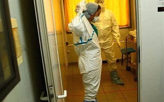 Παίρνει εξιτήριο η δεύτερη αμερικανίδα νοσοκόμα που είχε μολυνθεί με Έμπολα