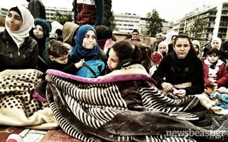 Mε δεμένα τα στόματα στο Σύνταγμα οι σύροι πρόσφυγες