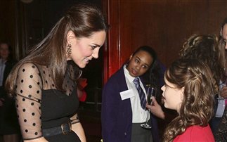 Η Kate Middleton υποδέχεται τους καλεσμένους του Kensington