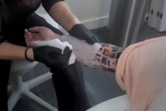 Έκανε τατουάζ όλους τους φίλους που έχει στο facebook!! [βίντεο]