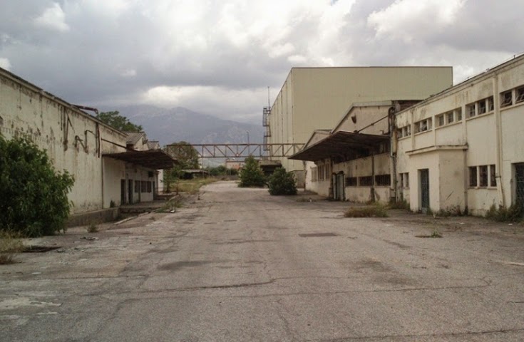 Πάτρα – Πυρκαγιά σε εγκαταλελειμμένο κτίριο του πρώην εργοστασίου της Πειραϊκής – Πατραϊκής
