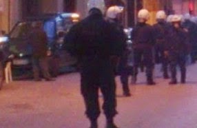 ΤΩΡΑ – Πορεία αντιεξουσιαστών στο Αστυνομικό Μέγαρο για τους έξι συλληφθέντες… [pic]