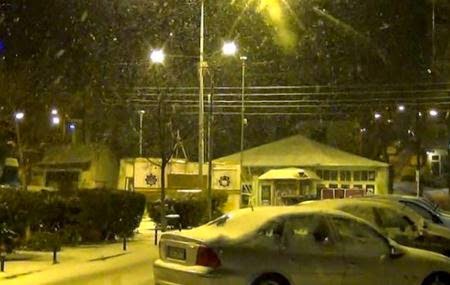 ΠΡΟΣΟΧΗ – Παγωμένοι δρόμοι στην Κοζάνη – Συνεχίζεται η χιονόπτωση [βίντεο]
