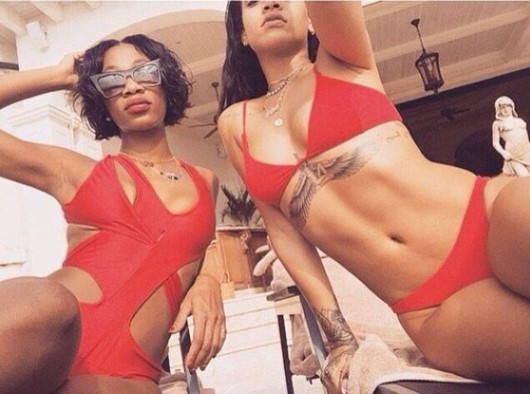 Αποκαλυπτικές selfie της Rihanna λόγω εορτών