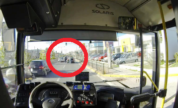 Ενα Ι Χ  είχε μείνει στην Μαραθώνος αλλά όταν πέρασε ένας οδηγός λεωφορείου    [βίντεο]