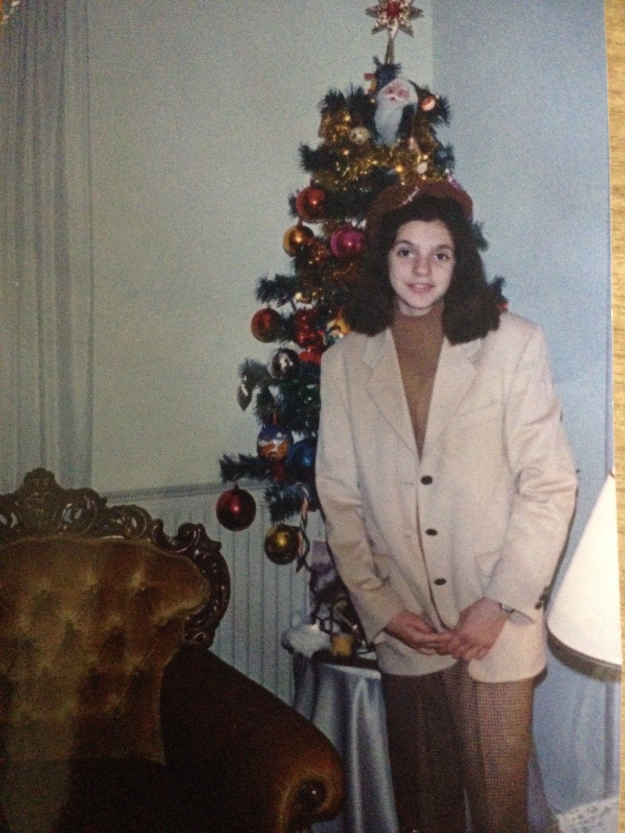 ΑΠΙΣΤΕΥΤΟ – Δείτε την Σάσα Σταμάτη να ποζάρει μπροστά στο Χριστουγεννιάτικο δέντρο πριν χρόνια [pics]