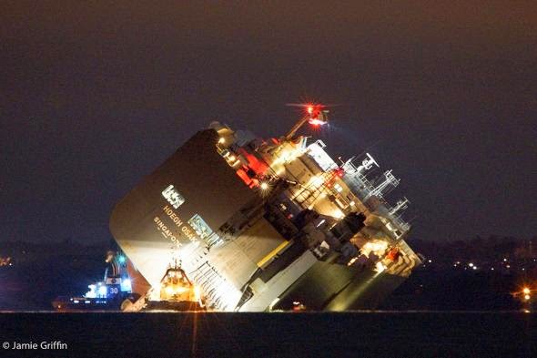 ΤΩΡΑ – Βυθίζεται πλοίο έξω από το Σαουθάμπτον