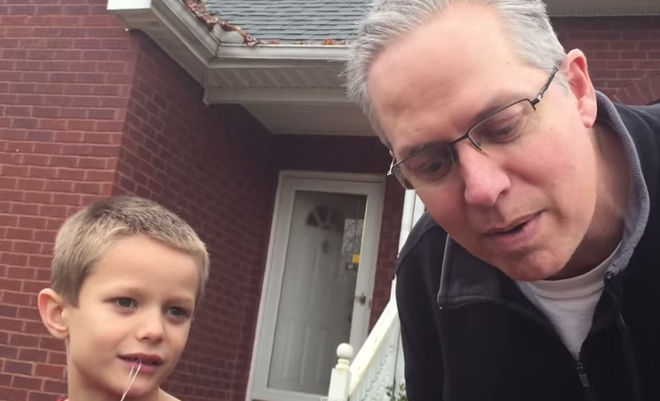 Απίστευτος πατέρας βγάζει το δόντι του γιου του με μπαλάκι του γκολφ [βίντεο]