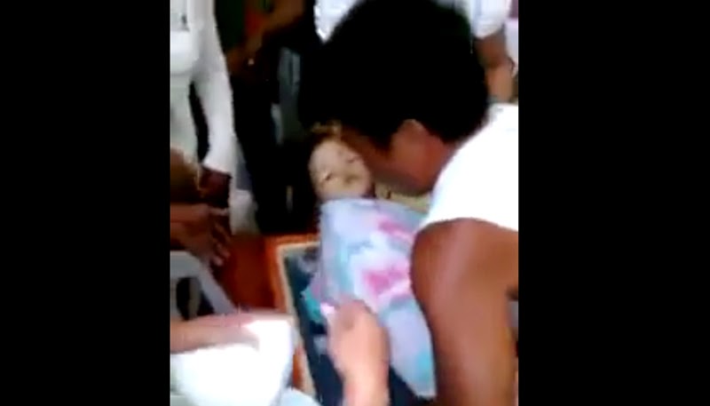 Βίντεο ΣΟΚ – Τρίχρονο κοριτσάκι σηκώνεται από το φέρετρο λίγο πριν την κηδεία του    [βίντεο]