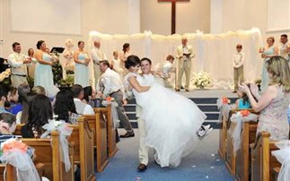 Η παράλυτη νύφη που περπάτησε στο γάμο της