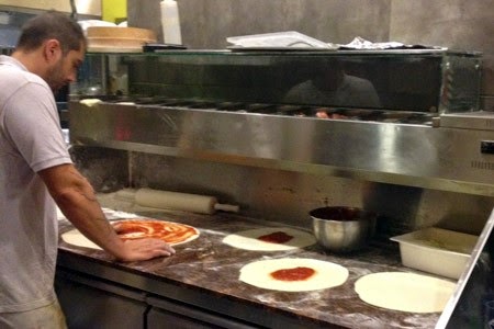 ΕΛΕΟΣ!! Δείτε τι έκανε ένας πιτσαδόρος πριν πασάρει τη  σπεσιαλιτέ  του στους πελάτες