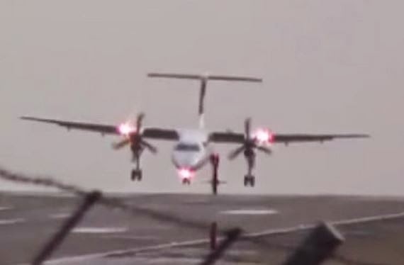 ΤΡΟΜΟΣ σε προσγείωση αεροσκάφους εξαιτίας των ανέμων [βίντεο]