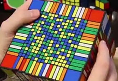ΔΕΝ ΥΠΑΡΧΕΙ Ο ΤΥΠΟΣ – ΈΛΥΣΕ τον μεγαλύτερο κύβο του Rubik   Δείτε σε πόσες ώρες!! [βίντεο]
