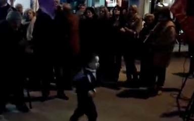 Μικρό παιδάκι χορεύει για τη νίκη του ΣΥΡΙΖΑ [βίντεο]