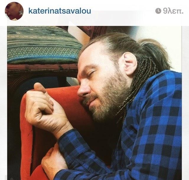Ποιος Έλληνας ηθοποιός έχει κάνει το καμαρίνι σπίτι του και κοιμάται εκεί..; [pic]