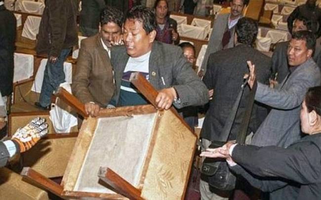 Αγριο ξύλο στη Βουλή του Νεπάλ!! Πέντε άτομα στο νοσοκομείο!! (βίντεο – Pics)