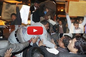 Αγριο ξύλο στη Βουλή του Νεπάλ!! Πέντε άτομα στο νοσοκομείο!! (βίντεο – Pics)