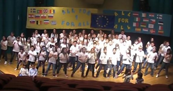 Give Greece a chance – Παιδιά από την Ελλάδα έστειλαν μήνυμα στους Ευρωπαίους τραγουδώντας (βίντεο)