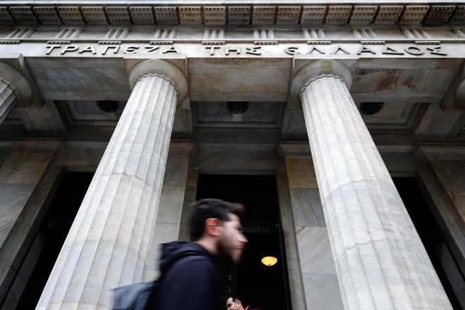 JP Morgan: Στα 3 δισ. ευρώ οι εκροές καταθέσεων από τις ελληνικές τράπεζες σε 1 εβδομάδα