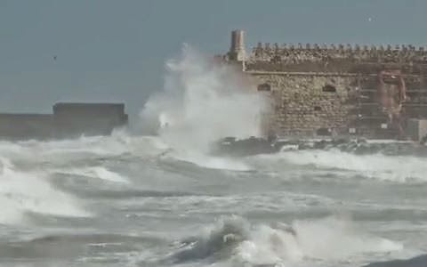 Τα κύματα καταπίνουν το ιστορικό φρούριο του Κούλε – Εντυπωσιακό βίντεο!!