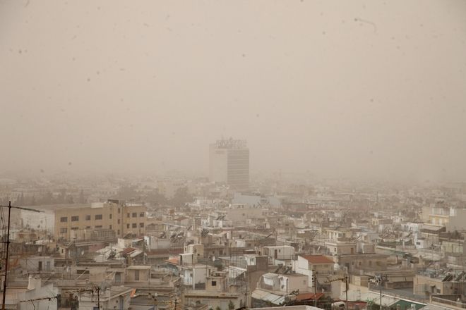 Αφρικανική σκόνη σκέπασε την Αθήνα. Οδηγίες προς τους πολίτες