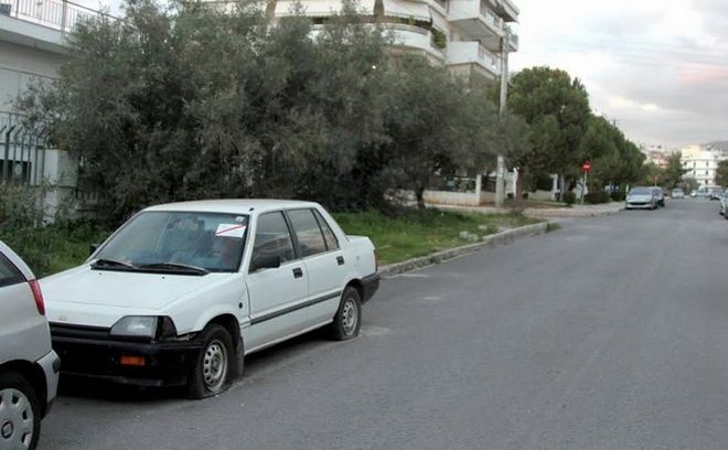 Ανάσα στο δήμο Γλυφάδας: Απομακρύνονται εγκαταλελειμμένα οχήματα