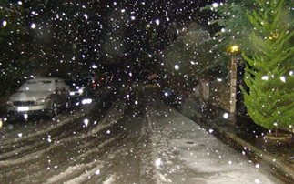 Έντονη χιονόπτωση αυτή την ώρα στα Βόρεια Προάστια της Αθήνας