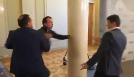 Άγριο ξύλο στη Βουλή  (Video) – Ουκρανία