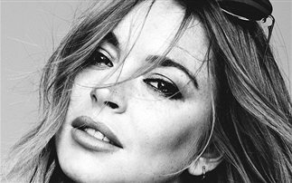 Τόπλες η Lindsay Lohan