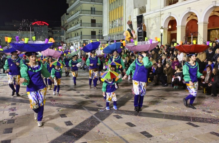 Χαμός στο καρναβάλι της Πάτρας – 35.000 καρναβαλιστές στους δρόμους της πόλης (βίντεο)