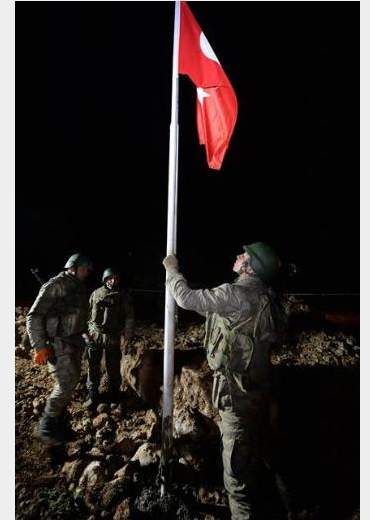 01 -37 οι Τούρκοι Καταδρομείς κατεβάζουν τη Σημαία τους απο το Τάφο και την  – Κοπανάνε [photo]