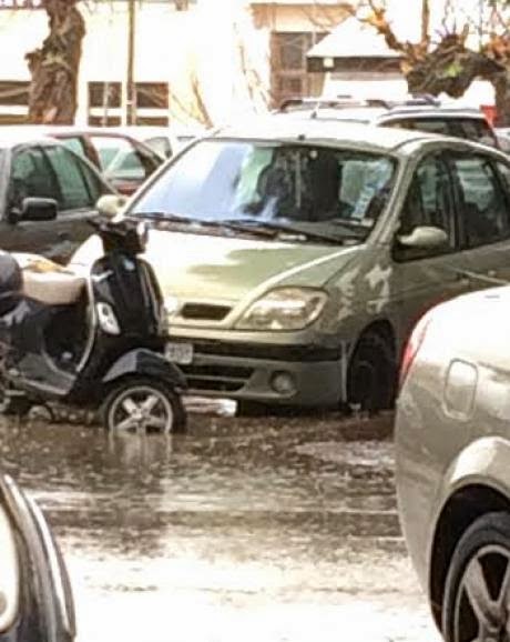 Τα σταθμευμένα οχήματα στα Ψηλαλώνια έγιναν    βάρκες – Η βροχή μετέτρεψε σε χείμαρρο τους δρόμους – Δείτε φωτο – Αχαΐα