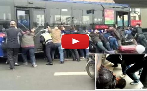 Σηκώνουν 13ων τόνων λεωφορείο για να απεγκλωβίσουν ένα άνδρα!! (βίντεο)